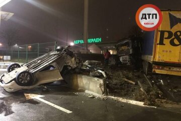 Страшна ДТП на Полярній: фура знесла дві автівки, одна перевернулась на дах
