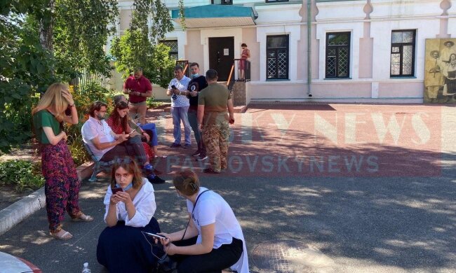 Картини Порошенка в музеї Гончара: знов виставка і знов ДБР (відео)