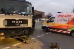 На бульварі Перова сміттєвоз протаранив карету швидкої допомоги (відео)