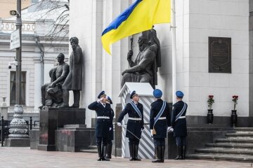 Нова традиція в Києві: почесна варта під стінами Парламенту