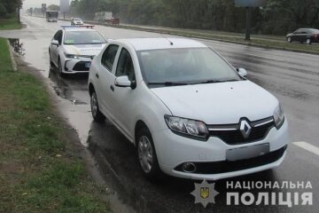 На Голосієві п’яний молодик поцупив у таксиста авто