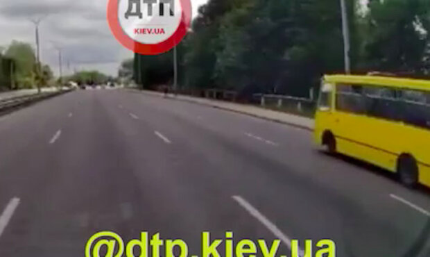 У Києві на Заболотного чоловік кинувся під маршрутку (відео)