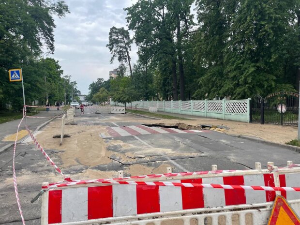 У Києві перекрили вулицю, причина - аварія на водопроводі