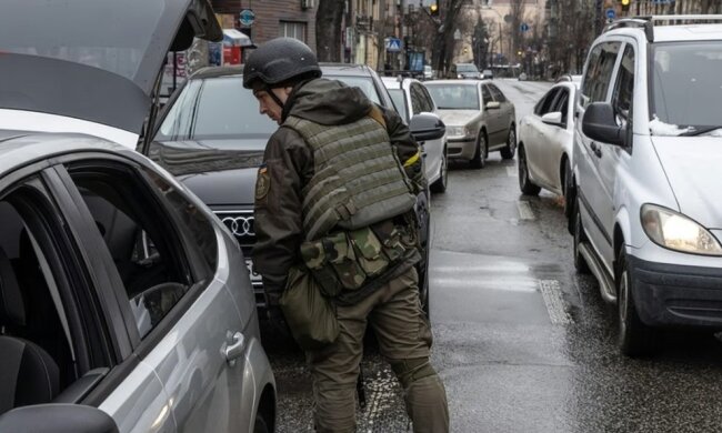 Блокпости в Київській області не зникли — ЗМІ дізнались чи видають там повістки?