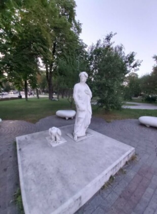 Без голови: вандали пошкодили пам’ятник Данте у Києві (фото)