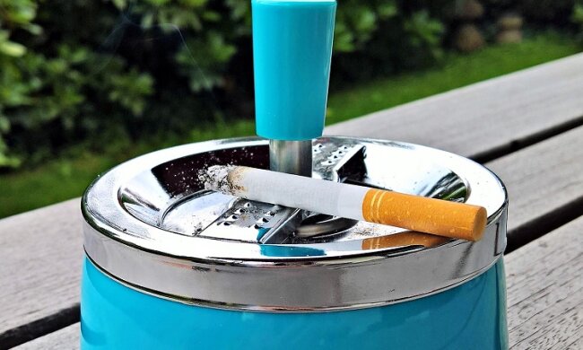 Українцям хочуть заборонити паління на балконах будинків