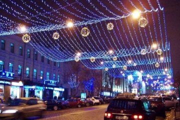 У Києві вже розпочали монтаж святкової новорічної ілюмінації