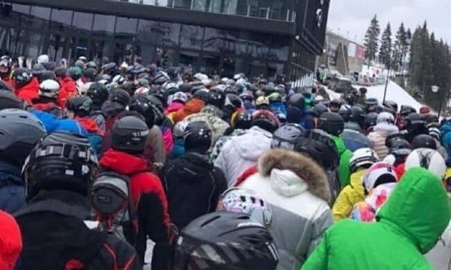 Локдаун у Буковелі: натовпи відпочиваючих і черги на підйомники показали на відео