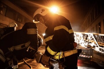 На Жилянській у Києві від сміття спалахнула будівля