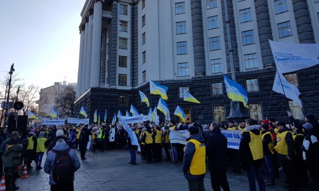Під Кабінетом міністрів мітингують атомники