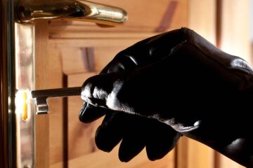 У Києві банда підстерегла та обікрала пенсіонерку на 750 тисяч грн!