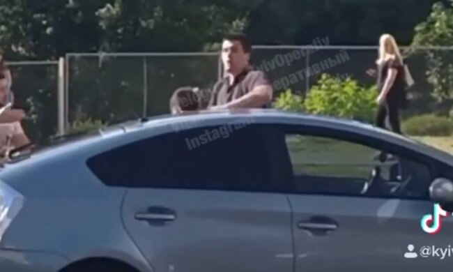 Ранковий бій на Мостицькій: водії не поділили дорогу та побились посеред вулиці (відео)