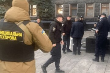 Поблизу будівлі Офісу Президента чоловік намагався себе підпалити