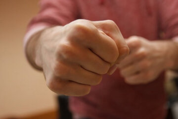 У Києві поліцейські затримали двох правопорушників, які побили 19-річного хлопця