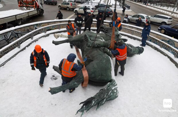 Монумент Щорсу в Києві успішно демонтовано — його передадуть до музею