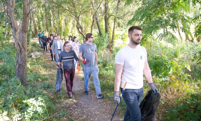 Берег столичного озера Вирлиця, що у Дарницькому районі, очистили від сміття