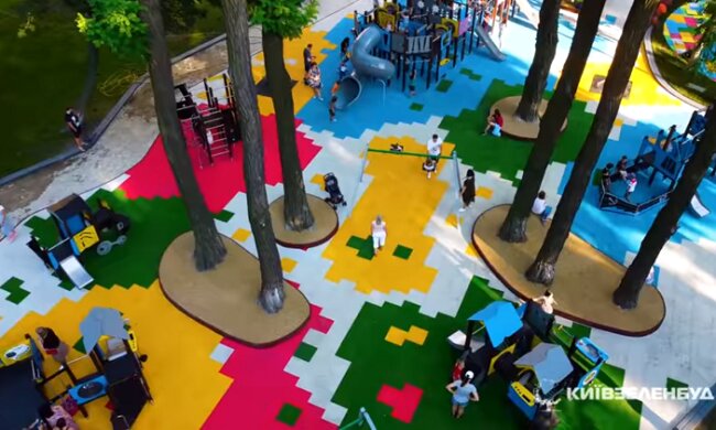 Купа радісних емоцій: у Маріїнському парку відкрили новий дитячий майданчик (відео)