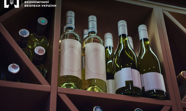 На Київщині заблокували 11 сайтів, через які продавали підроблені алкоголь та сигарети