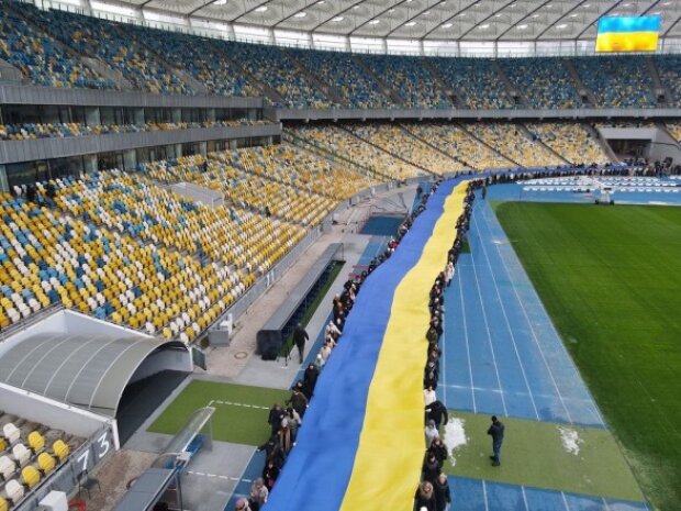 День єднання: у Києві розгорнули 200-метровий прапор України (відео)