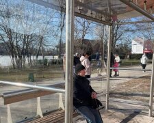 Весняний душ для зупинок: у Києві масово миють та ремонтують павільйони