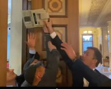 Нардеп хотів зайти до сесійної зали із касовим апаратом: охоронці не дали, обранець передав іншому (відео)
