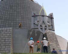 У Києві на «Батьківщину-мати» встановлюють Тризуб - підняли на 24 метра
