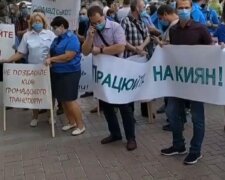 У Києві під стінами КМДА мітингують представники комунального транспорту
