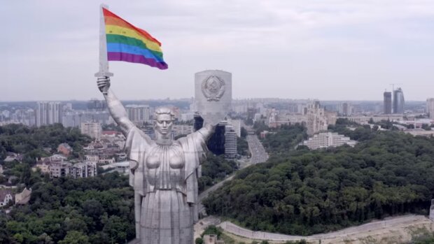 Меч Батьківщини-матері прикрасили прапором ЛГБТ (відео)