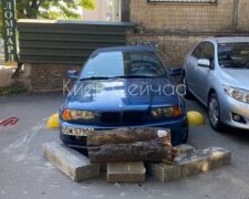 У Києві неправильно припаркований автомобіль обклали бордюрами