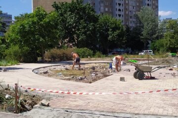 Комунальники почали капремонт скверу на Троєщині   
