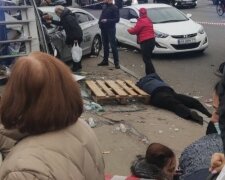 У Києві автомобіль врізався в зупинку, є жертви