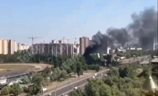 Чорний їдкий дим: в Києві горить іподром (відео)