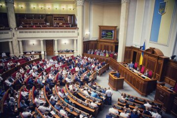 ВР заборонила родичам депутатів усіх рівнів працювати їх помічниками
