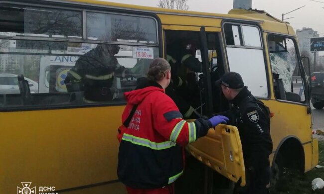 Столичні ДСНС деблокували водія, якого затиснуло в маршрутці