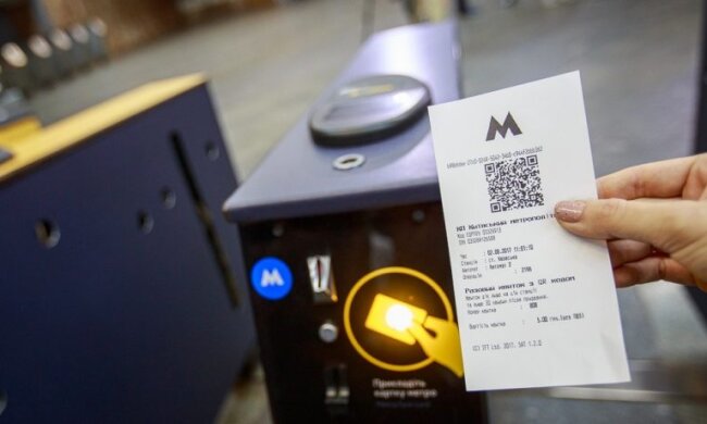 В метро киянам видають QR-квитки, надруковані іншомовними знаками