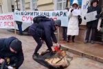 Привернути увагу Зеленського: активісти принесли бензопили під Держлісагентство (відео)