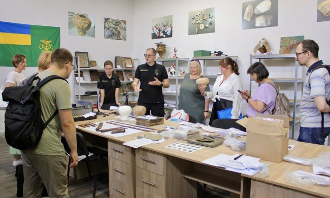 Київська митниця передала близько 330 експонатів, які намагались вивезти з України