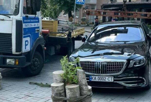 У Києві евакуатор відвіз дорогий Maybach, що перегородив тротуар
