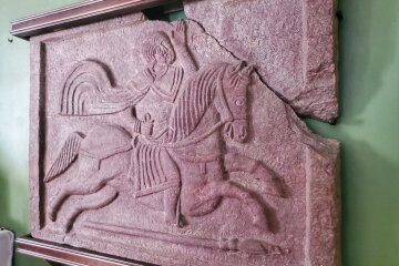 У столиці оцифрували середньовічну плиту з рельєфом вершника, якій близько 1000 років