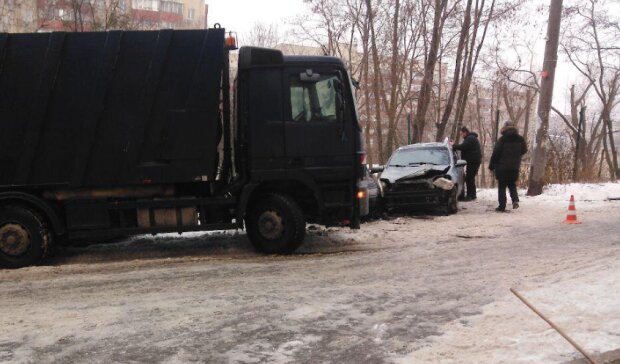 У Києві сміттєвоз протаранив десять автомобілів