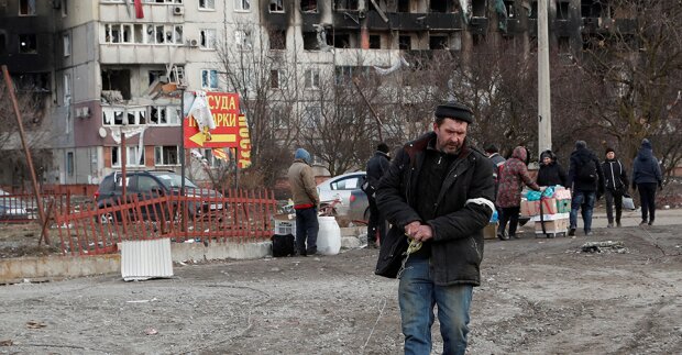 Окупанти перетворюють Маріуполь на гетто: в місто пускають після фільтрації, на вулиці можна перебувати з дозволом