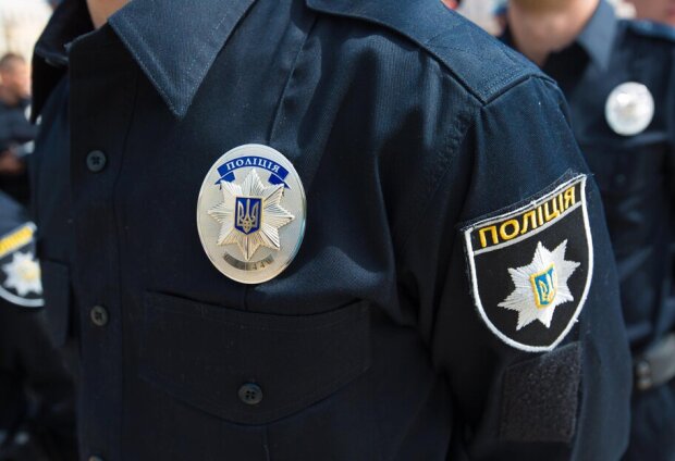 Спіймали за ногу: у Києві патрульні запобігли суїциду (відео)