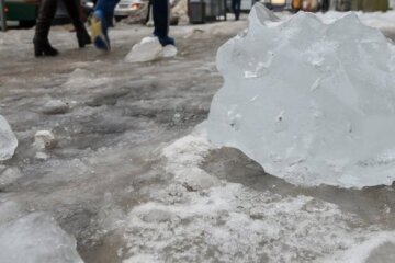 На Великій Васильківській киянину впала на голову крижана брила