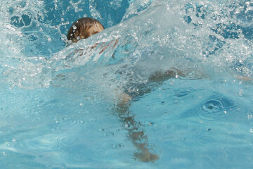 Патрульні Києва допомогли врятувати 2-річну дитину, яка ледве не потонула у басейні (відео)