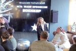 “Пізніше скажу, хто дав статуетку”: МВС РФ допитує підозрювану у вбивстві Татарського (відео)