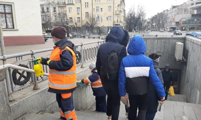 В столиці дезінфікують дороги, мости, зупинки та переходи