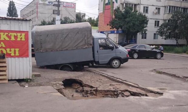 У Києві на Подолі вантажівка провалилась під асфальт