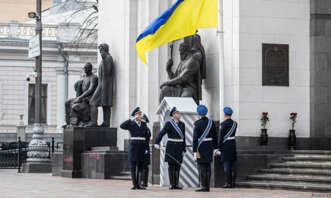 Нова традиція в Києві: почесна варта під стінами Парламенту