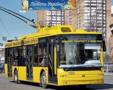 Застряг у тролейбусі: у Києві “безмасочник” намагався втекти від контролерів, але потрапив у халепу