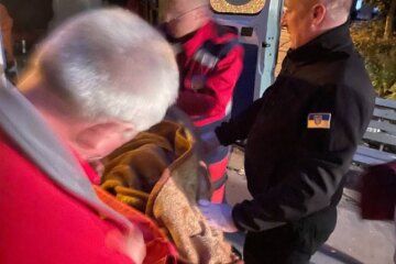 Дві доби пролежала на підлозі — завдяки небайдужості мешканців та поліції у Києві врятовано 86-річну жінку